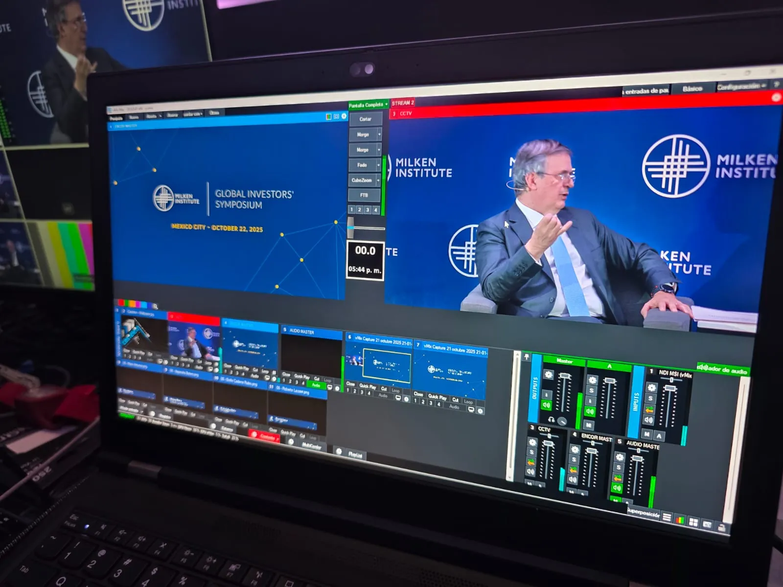Software de switcheo con la señal de programa del Milken Institute y medidores de audio durante el simposio.